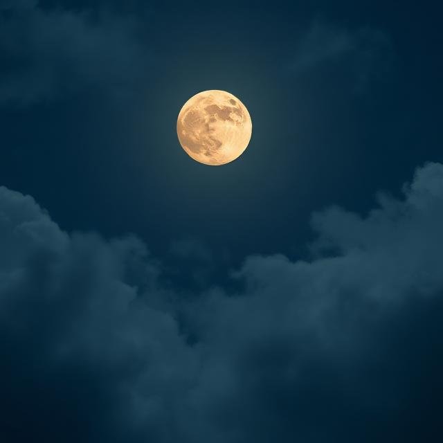 القمر في المنام